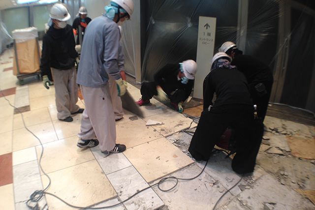 商業施設の共用通路床面斫り