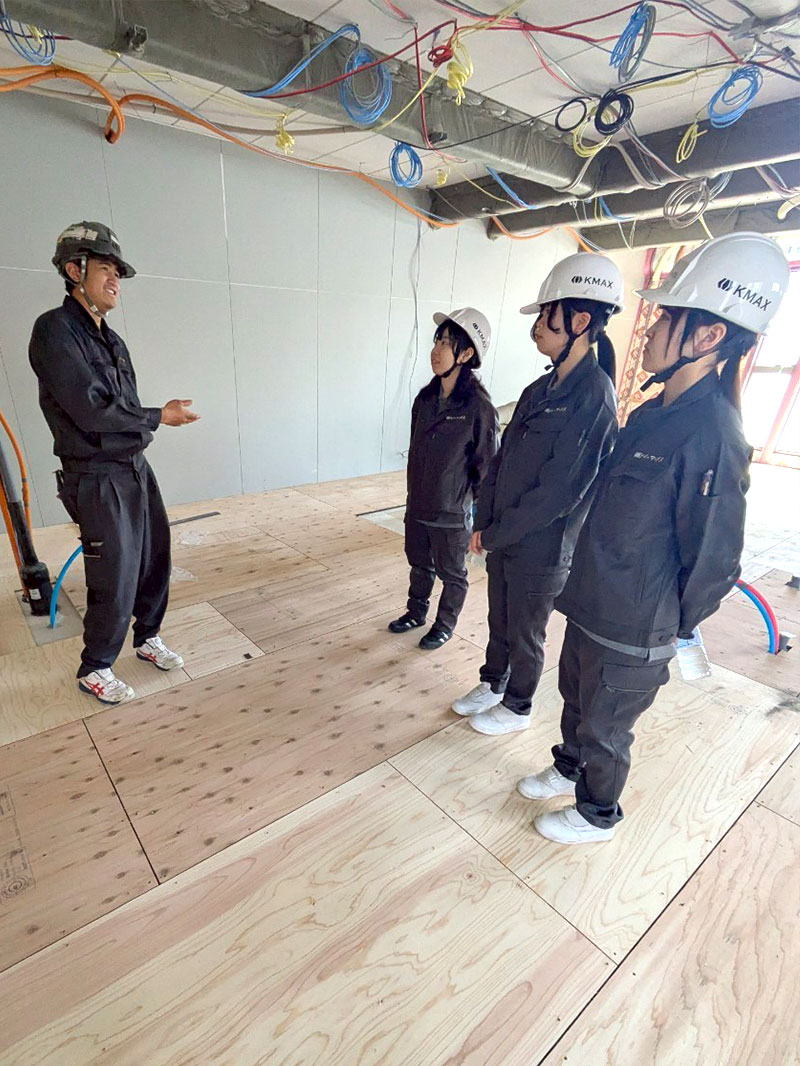 現場で先輩から指導を受ける