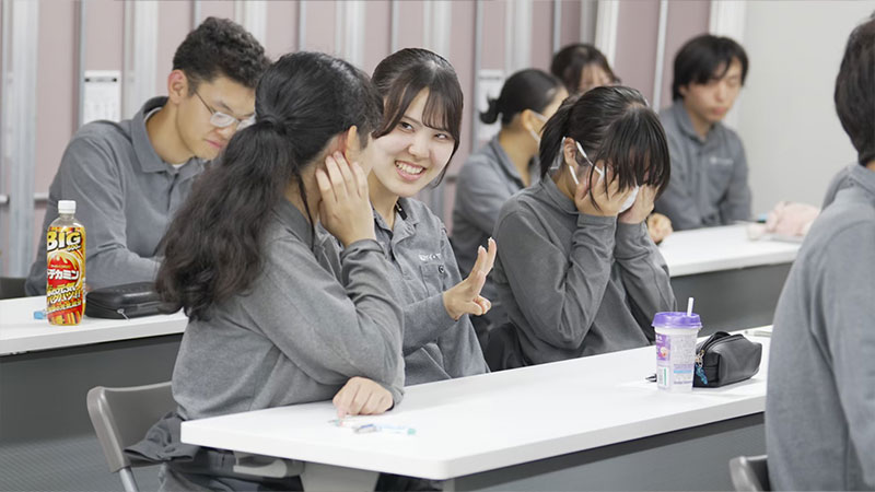 笑顔の女性社員