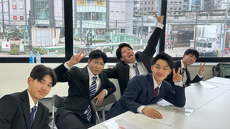 入社式後の記念撮影